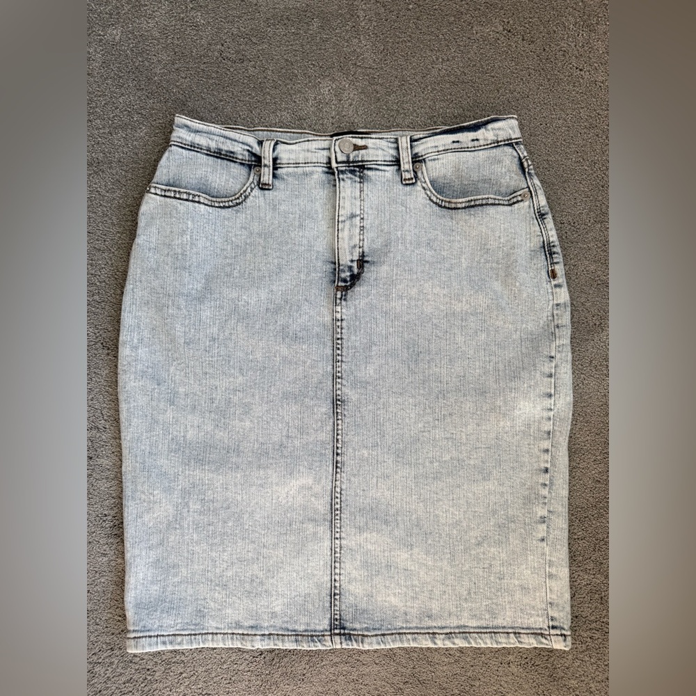 Banana Republic jean skirt with stretch 
Size 10